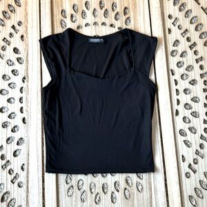 Black Liz and Sara t-shirt cropped. Super Cute!